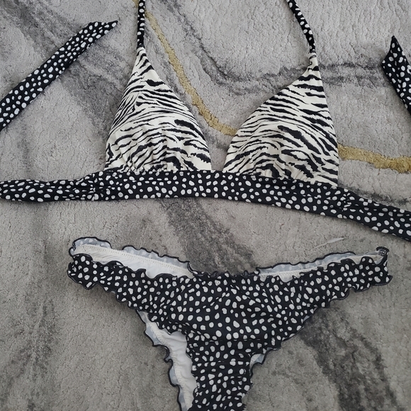 Bikini - Picture 1 of 2